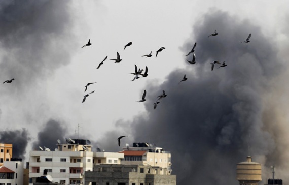 1-Sekelompok-burung-terbang-usai-bom-Israel-meledak-di-kawasan-Gaza