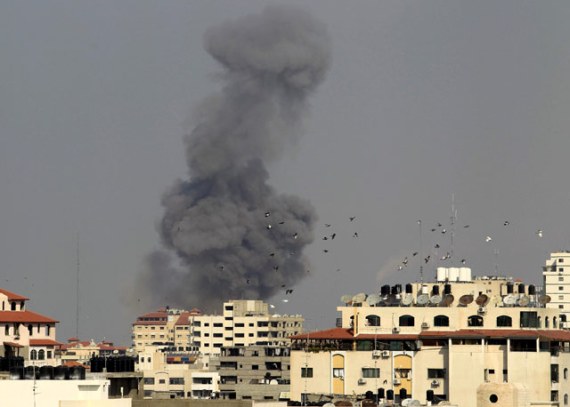Rudal-Israel-menghantam-sebuah-gedung-di-Gaza-City-Reuters-Suhaib-Salem