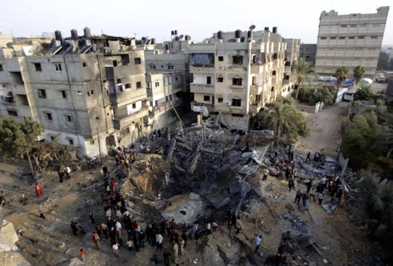 Sebuah-bangunan-di-Khan-Younis-hancur-lebur-dihantam-rudal-Israel-Reuters-Ibraheem-Abu-Mustafa