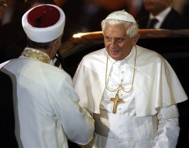 Untuk pertama kalinya Paus Benediktus XVI berkunjung ke Masjid Biru yang terkenal di Istanbul. Paus bersalaman dengan Mustafa Cagrici, mufti agung Istanbul