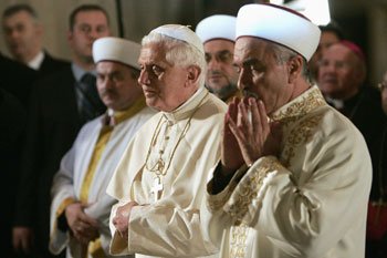 Apa yang sedang dilakukan Paus Benediktus XVI di samping Mufti Agus Masjid Biru ?