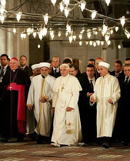 Paus Benediktus XVI melakukan Kunjungan pertama kalinya Paus Vatikan Katolik Roma ke Masjid Biru