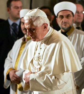 Apa yang sedang dilakukan Paus Benediktus XVI di Masjid Biru Turki, begitu khusuknya. Apa ini yang menyebabkannya mundur dari posisinya sebagai Paus ?